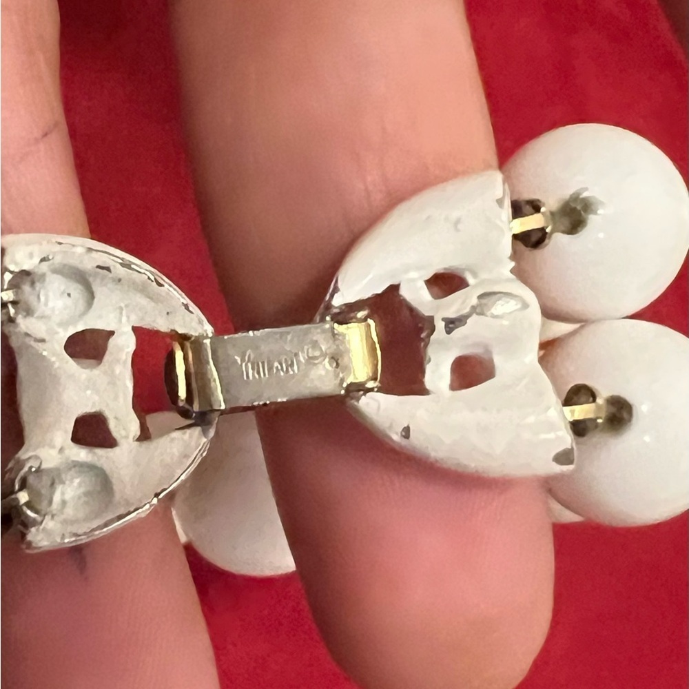 TRIFARI Vintage White Bead Crown Bracelet - Picture 4 of 9